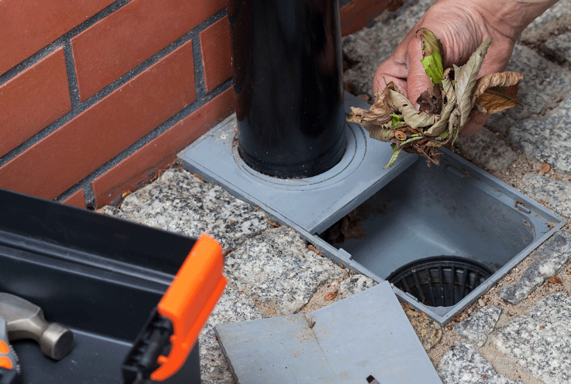 How to Unclog a Downpipe Without a Ladder?